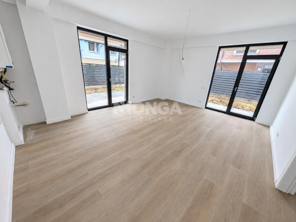 Livingul apartamentului 3 din Westside Residence, cu acces către grădină