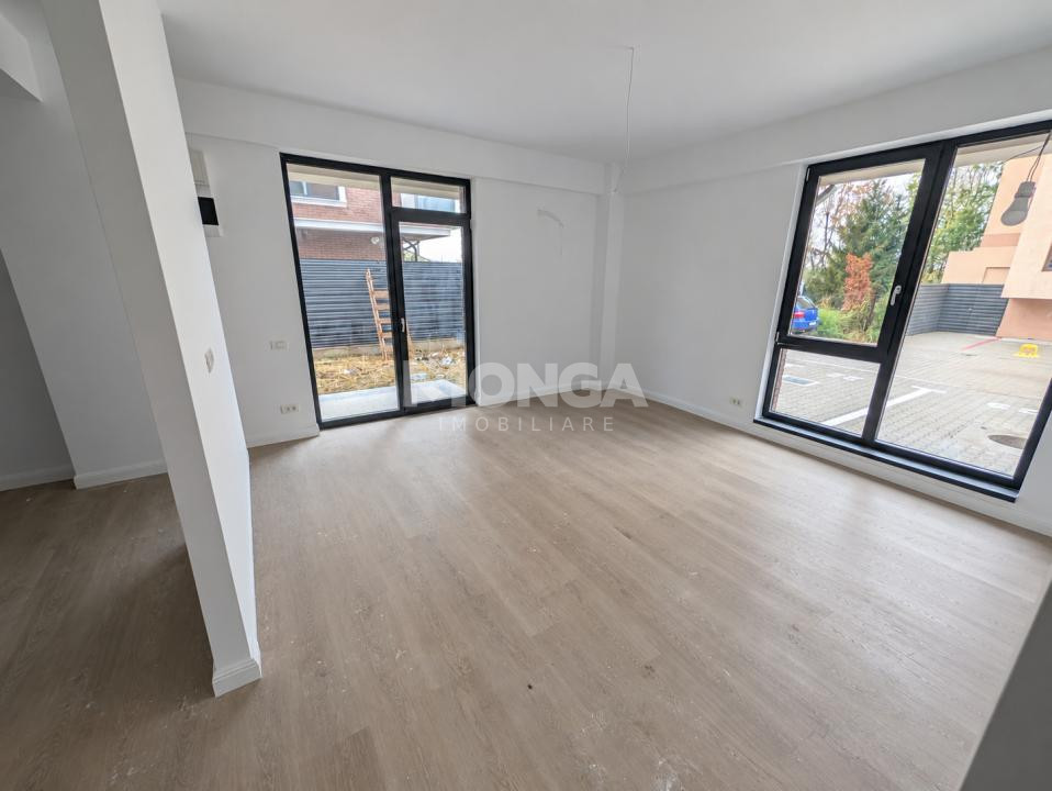 Zona de zi a studioului 4 din Westside Residence, cu ieșire spre grădină